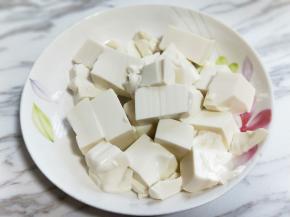 豆腐切块。