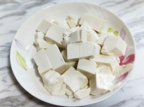 豆腐切块。