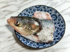 鱼头清洗干净，淋干水份。