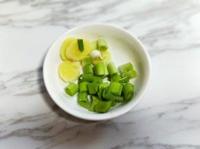 葱蒜去皮切碎，