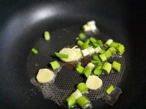 起油锅，加入切好的姜葱炒香。