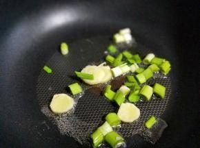 起油锅，加入切好的姜葱炒香。