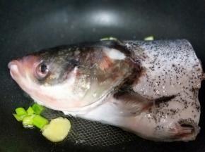 放入鱼头煎至两面微黄。