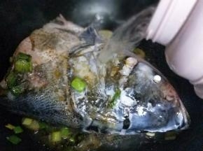 加入开水，(一定要开水)这样鱼头汤才会香浓，大火烧开10分钟。