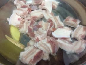 汤锅里加入适量的、料酒、姜片，然后把切好的肉放入锅中焯水，去除血水