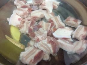 汤锅里加入适量的、料酒、姜片，然后把切好的肉放入锅中焯水，去除血水