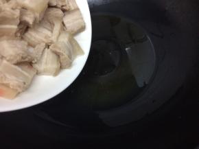 炒锅里加入适量的油烧热后，把五花肉倒入锅中，煸炒出油