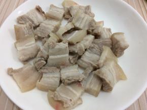 焯好水的肉捞出，在用温水冲洗一遍，然后沥干水分备用