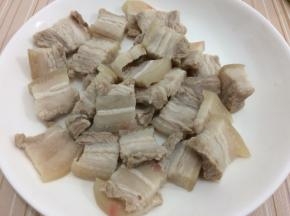 焯好水的肉捞出，在用温水冲洗一遍，然后沥干水分备用