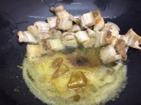 把肉放在一边，然后加入咖喱块，炒出咖喱味