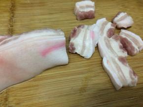 五花肉洗干净，切成适当的块（大小随自己）