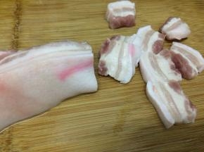 五花肉洗干净，切成适当的块（大小随自己）