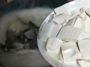 加入切好的豆腐。