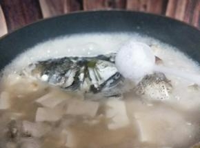 加入盐，也可以根据个人口味调味。建议不要过多调味，免得影响鱼头汤的鲜美，大火烧开5分钟即可。