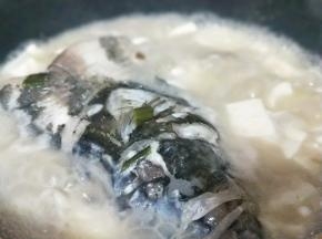 再次烧开关火，鱼头豆腐汤就好了哈！