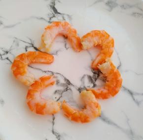 虾去壳剥出虾仁备用
