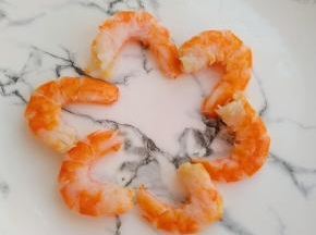 虾去壳剥出虾仁备用