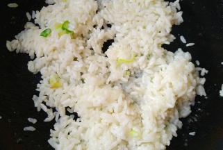 国际入油放入葱花炒香，再放入米饭翻炒