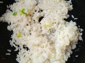 国际入油放入葱花炒香，再放入米饭翻炒