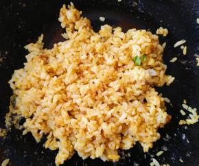 翻炒至咖喱融化