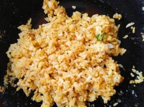 翻炒至咖喱融化