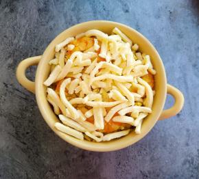 均匀撒上芝士碎