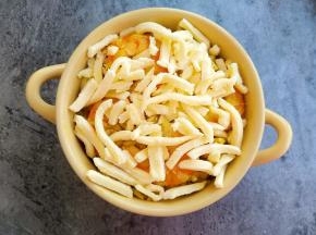 均匀撒上芝士碎