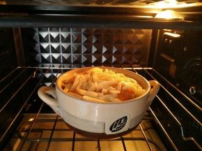 烤箱提前200°预热，预热后放入烤箱中层200°上下烤10分钟