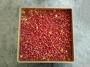 准备一些花生米，把花生米放入烤箱中，170°中层上下烤7分钟