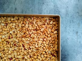 烤好后晾凉去除花生外衣