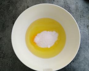 白糖、鸡蛋、玉米油混合
