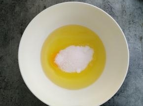 白糖、鸡蛋、玉米油混合