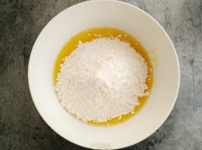 放入低粉、小苏打、泡打粉