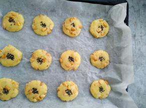 再用手指沾上少许黑芝麻