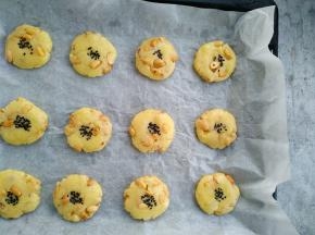 再用手指沾上少许黑芝麻