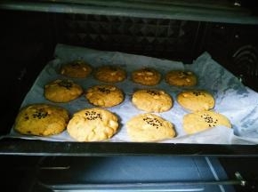 烤箱提前170°预热，预热好后放入中层烤20分钟