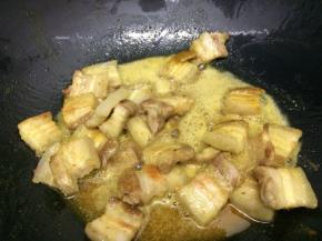 然后将肉和咖喱混合在一起，让每块肉都均匀裹上咖喱汁