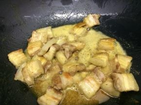 然后将肉和咖喱混合在一起，让每块肉都均匀裹上咖喱汁