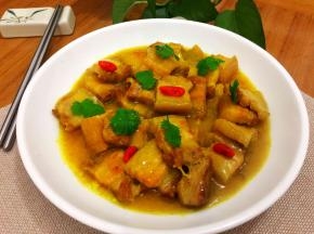 上面放几个枸杞和香菜叶点缀一下，美味可口的咖喱五花肉来了