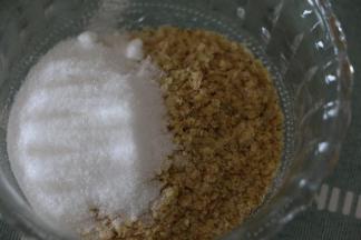 把用于滚面的小麦胚芽和砂糖放一起