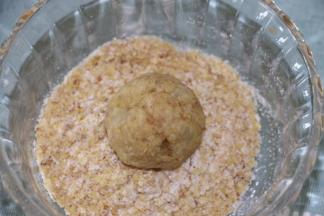 180度预热烤箱
取20g滚圆，然后表面滚上混合好的多小麦胚芽和砂糖