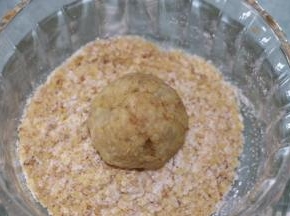 180度预热烤箱
取20g滚圆，然后表面滚上混合好的多小麦胚芽和砂糖