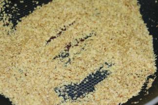 把小麦胚芽用小火略炒几分钟，能闻到散发出来的麦香即可，大概4分钟