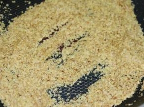 把小麦胚芽用小火略炒几分钟，能闻到散发出来的麦香即可，大概4分钟