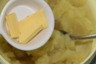 然后加入黄油，压成泥，搅拌均匀