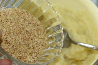 倒入炒过的小麦胚芽