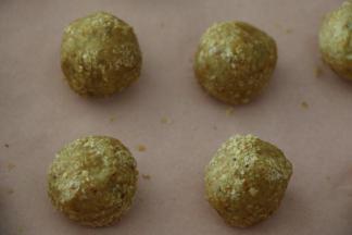 有间隔地排放到烤盘上
180度烤10分钟，烤至表面变金黄即可