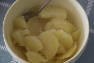 土豆蒸熟趁热压烂一下