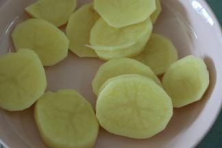 土豆去皮切片入锅蒸熟