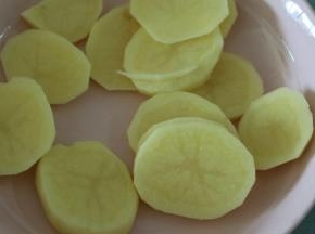 土豆去皮切片入锅蒸熟
